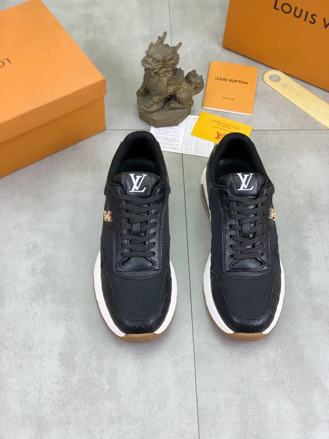 Men's Men's Shoes 💰P440💰【New Style】Yangli🆘 💭💭New model launched【LOUlS VUlTTON】Louis Vuitton's new low-top men's shoes, high quality, support inspection! This style comes from Italy with a variety of styles, very energetic and creative, giving people a comfortable and atmospheric visual impact❗Synchronization, the upper is made of silk calfskin with original LV, imported soft sheepskin lining🐑Purely hand-stitched; LV original rubber outsole 2️⃣color options available Size: 38~44